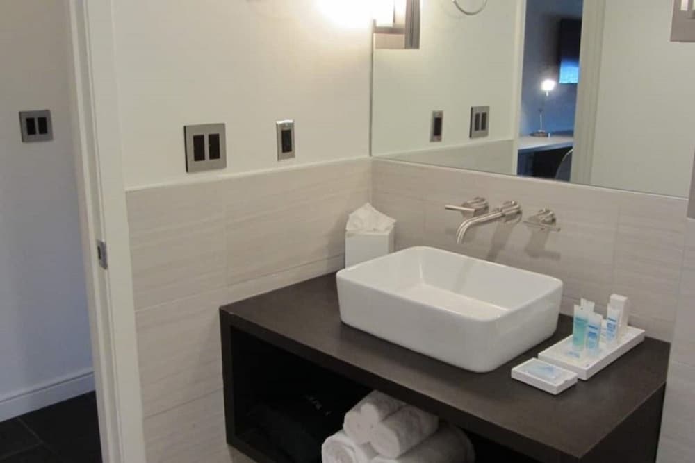 Room, 2 Queen Beds, Accessible, Non Smoking - Photo 4