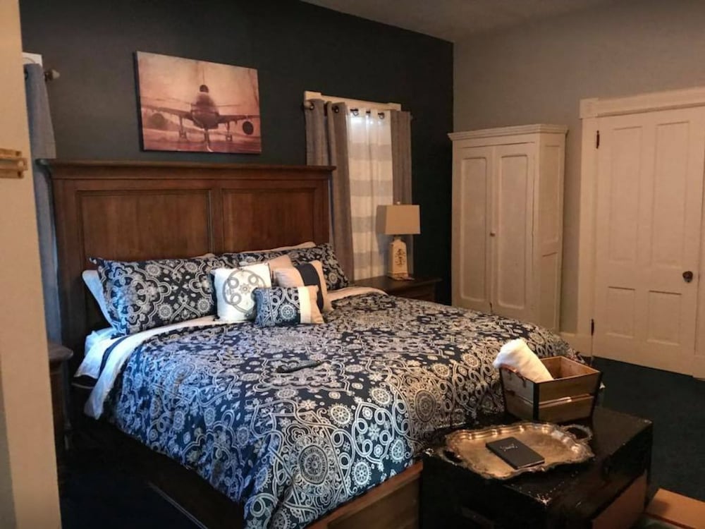 Business Suite, 1 King Bed, Fireplace, Courtyard Area