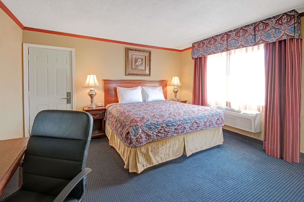 Room, 1 Queen Bed - Photo 2