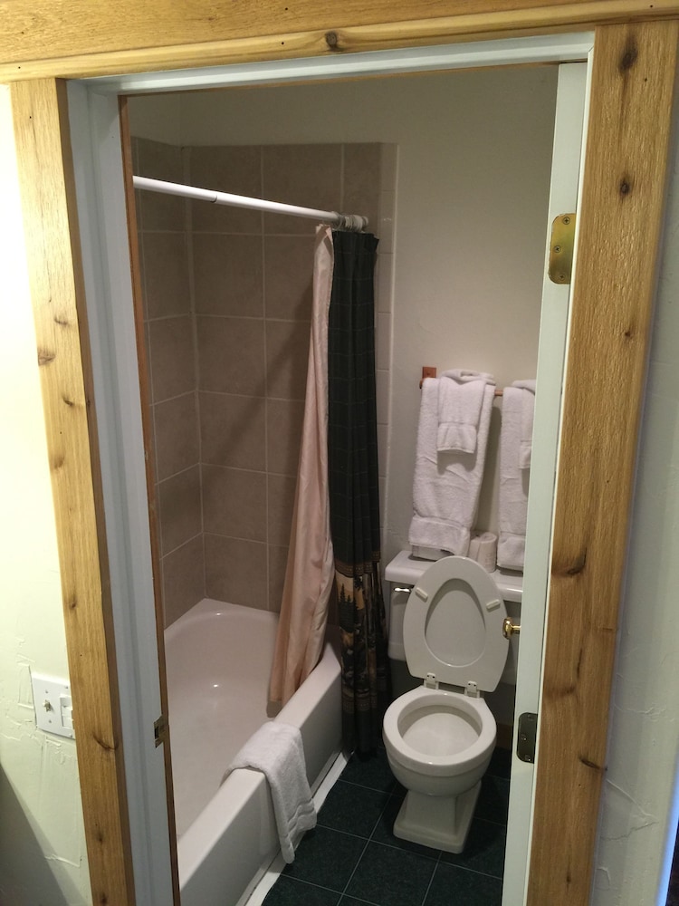 Motel, Old Faithful Geyser (118) - King, Private Bath, Tub/Shower, TV, MW, F, Street side photo 3