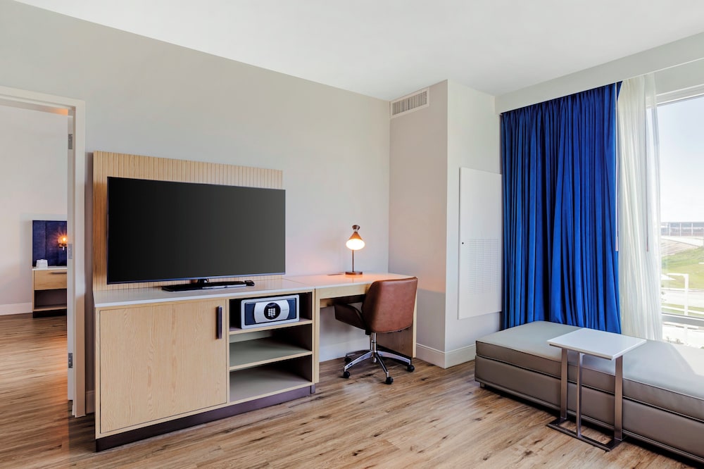 Suite, 1 Bedroom, Mobility Accessible (Silos View, Extra Bathroom) - Photo 2
