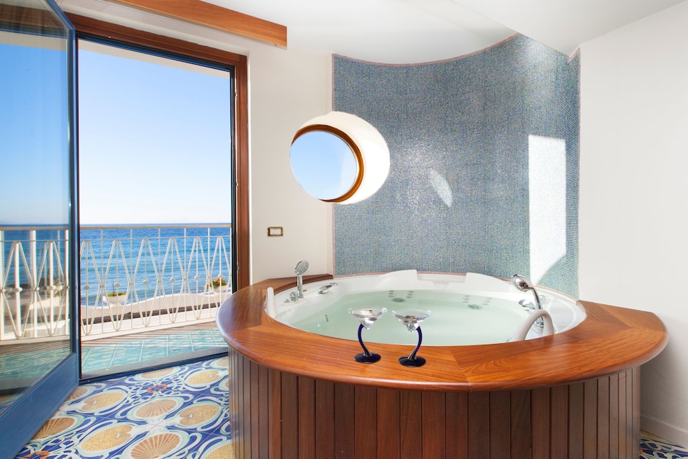 Junior Suite, Hot Tub, Sea View - Photo 3