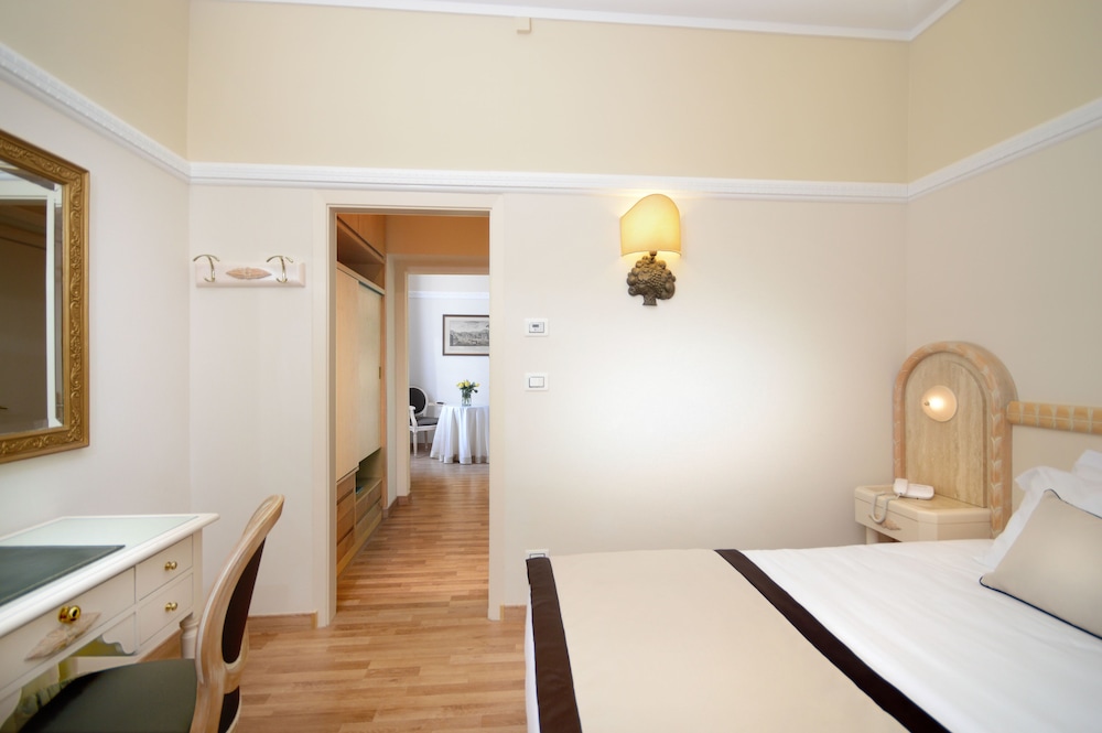 Deluxe Room - Photo 6