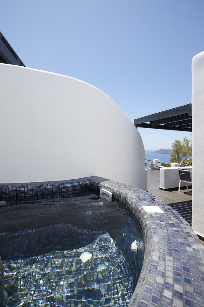 Elegant Suite with outdoor heated private Jacuzzi - Photo 31