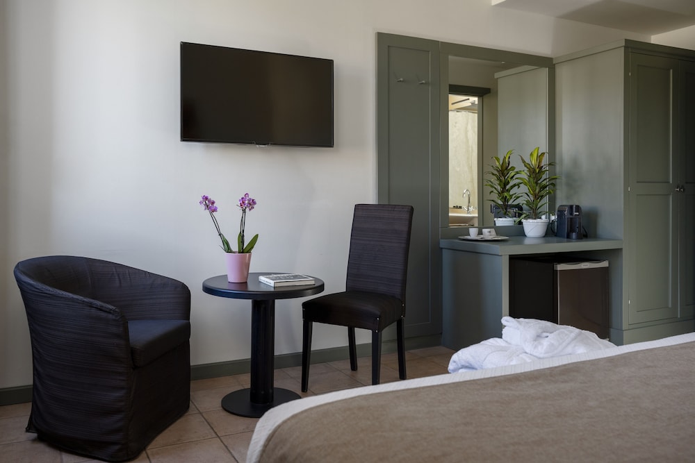 Traditional Twin Room, Shared Bathroom photo 2