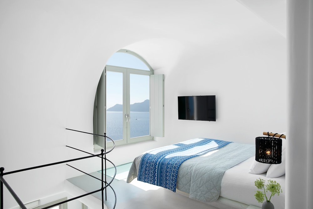Deluxe Villa with Outdoor Private Heated Pool and Caldera View - Photo 1