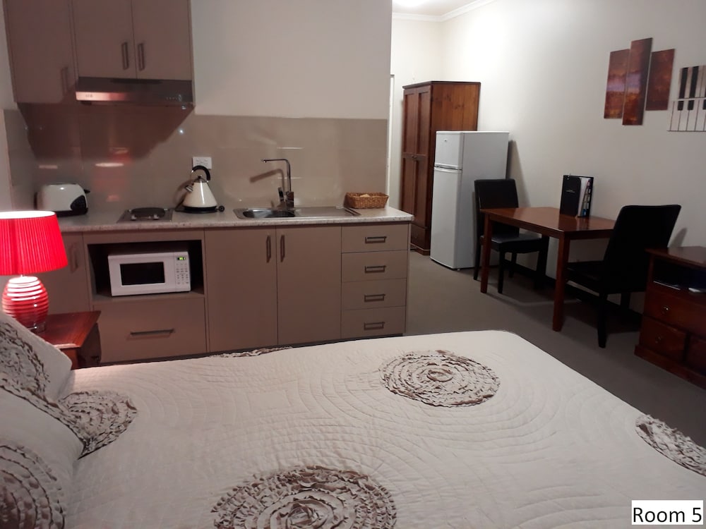 Room 5: Deluxe Queen Room with 50 inch Smart TV located on Ground Floor photo 2