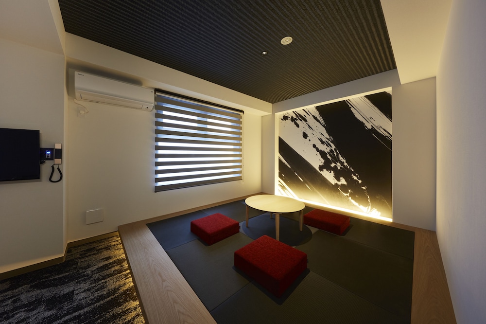 Japanese Superior Family Room photo 1