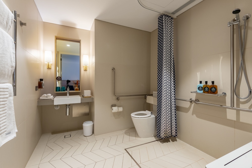 Accessible King Room photo 3