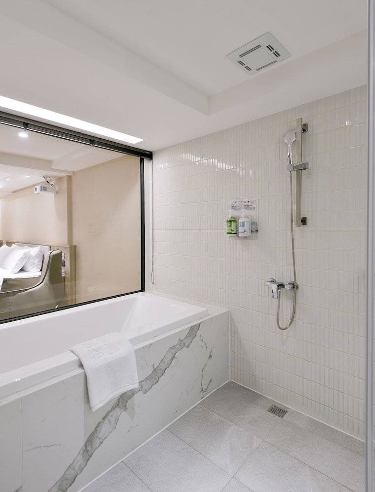 Superior Suite - Photo 19