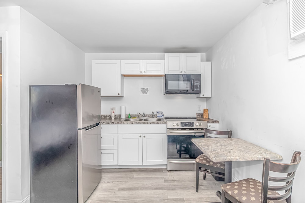 Family Room, Multiple Beds, Kitchen photo 3