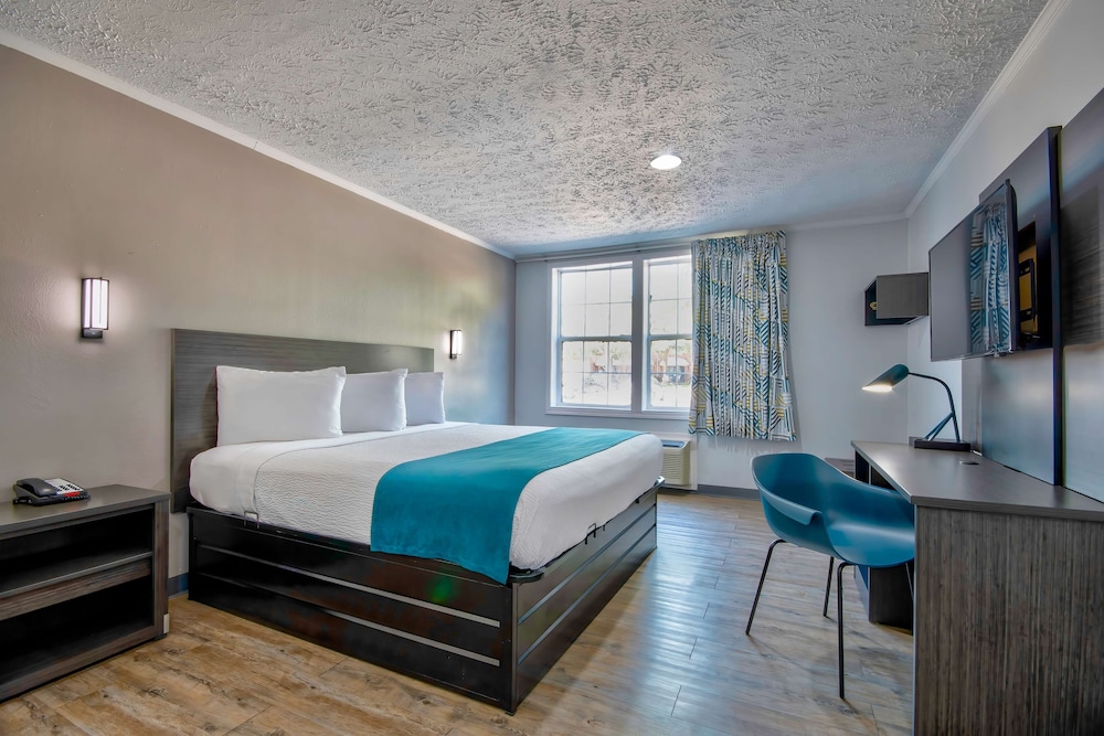 Deluxe Room, 1 King Bed, Non Smoking, Refrigerator & Microwave photo 2