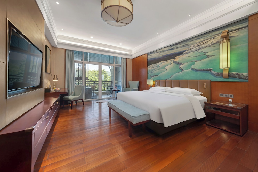 Hotspring Deluxe Suite photo 1
