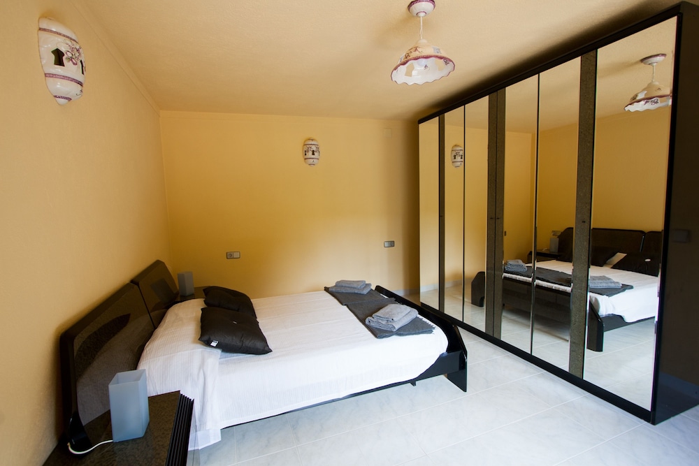 House, 5 Bedrooms, Garden View