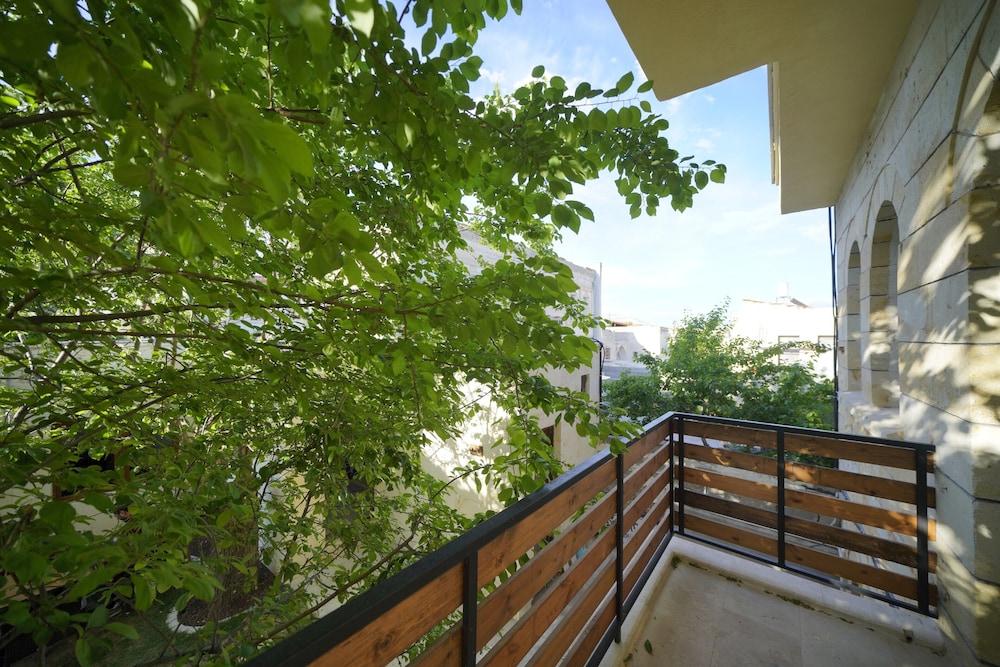 Deluxe Art Double Room With Balcony (Garden View) - Photo 10