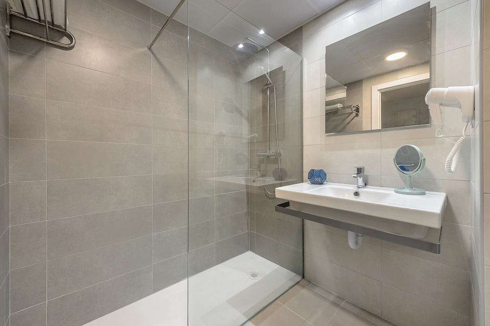 Superior Twin Room, Sea View - Photo 3