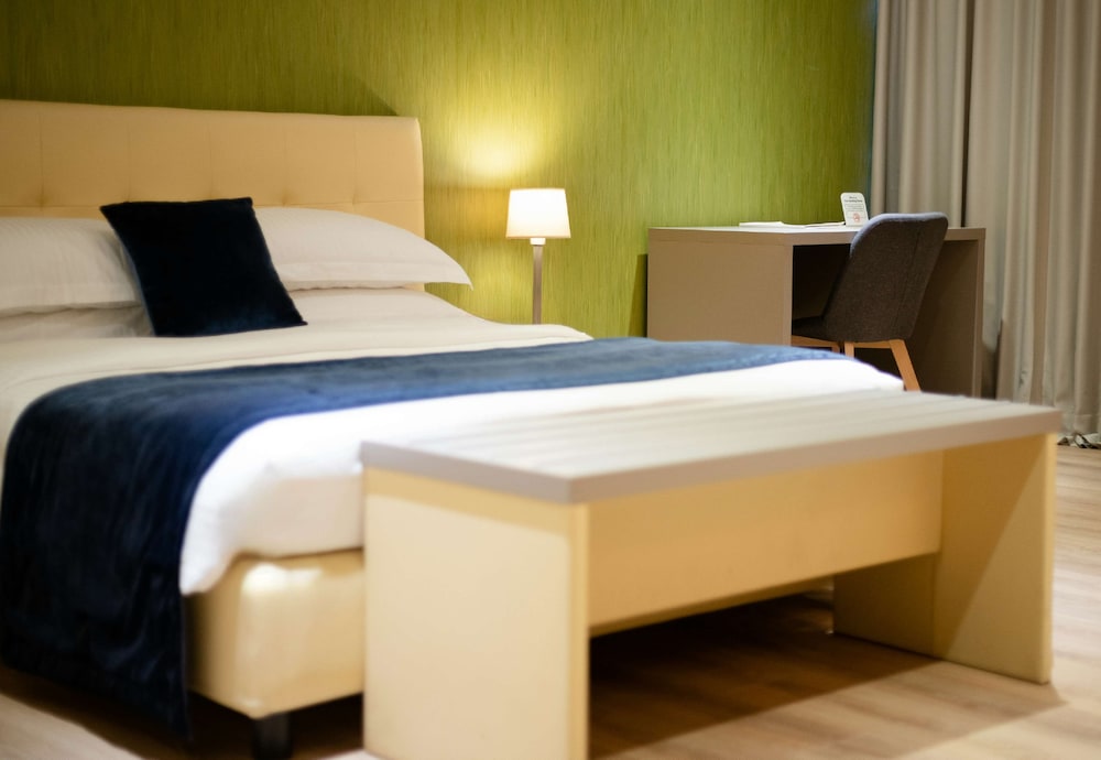 Deluxe Room, 1 King Bed, Non Smoking, Bathtub photo 1