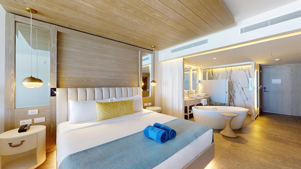 Swim Out Deluxe Jr. Suite photo 2