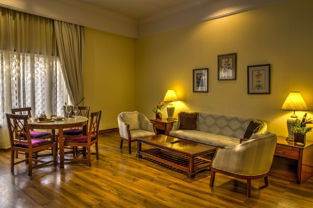 Executive Suite, 1 King Bed (with separate living room) - Photo 6
