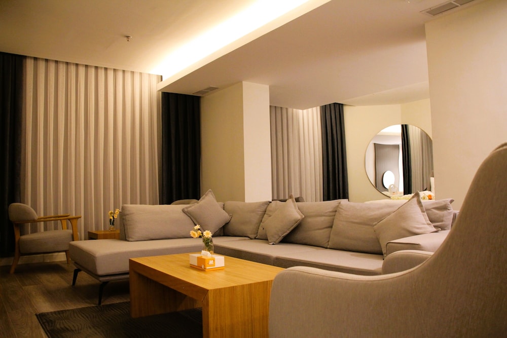 Executive Suite - Photo 12