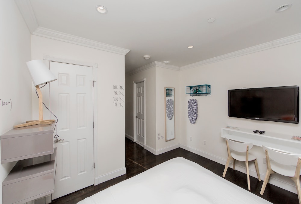Standard Room, 1 Queen Bed, Kitchenette photo 2