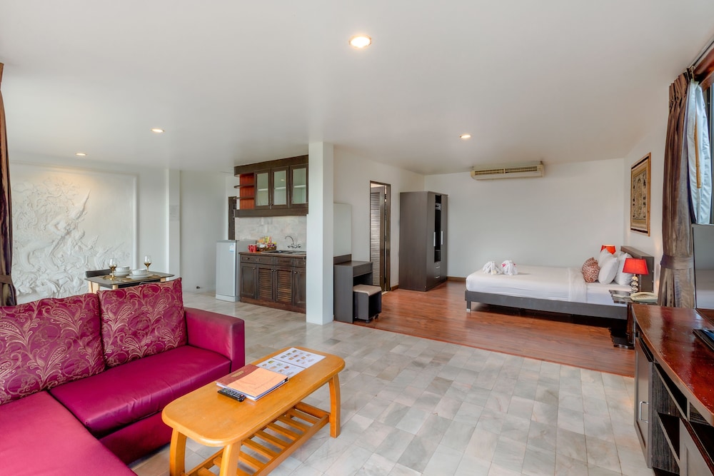 Penthouse Suite with City View - Photo 5