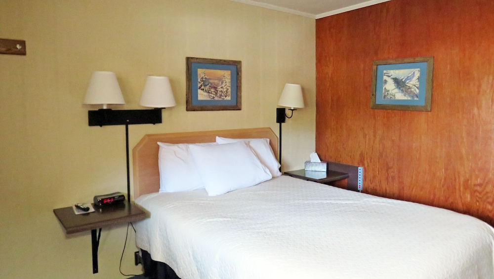 Standard Room, 1 Queen Bed, Non Smoking, Refrigerator & Microwave