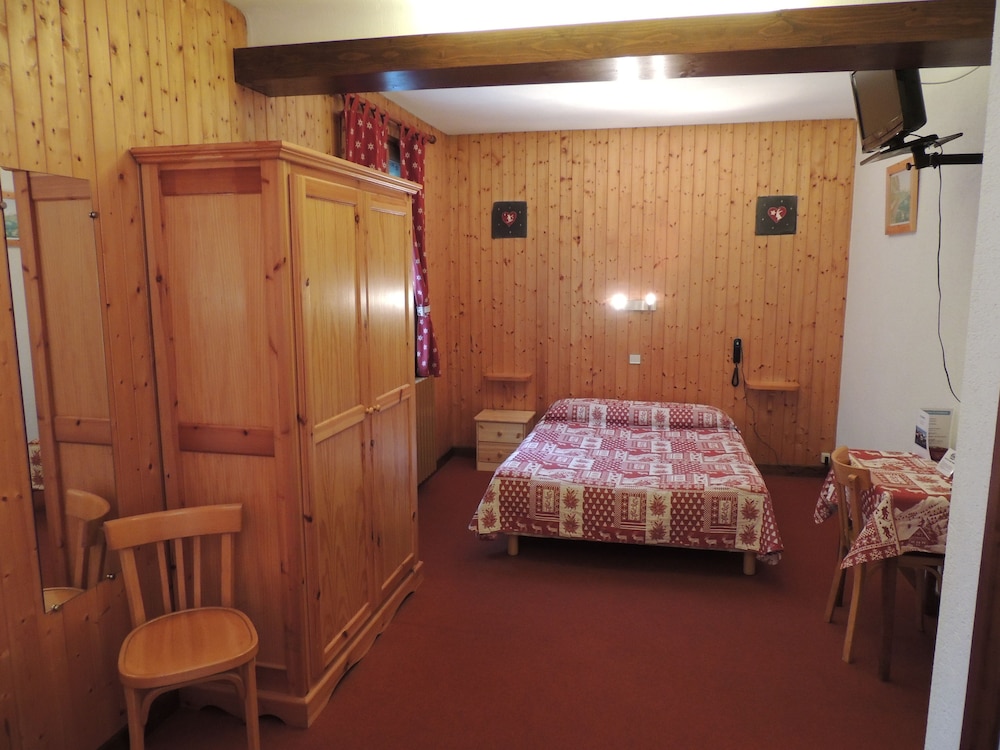 Family Quadruple Room, Multiple Beds, Private Bathroom photo 2