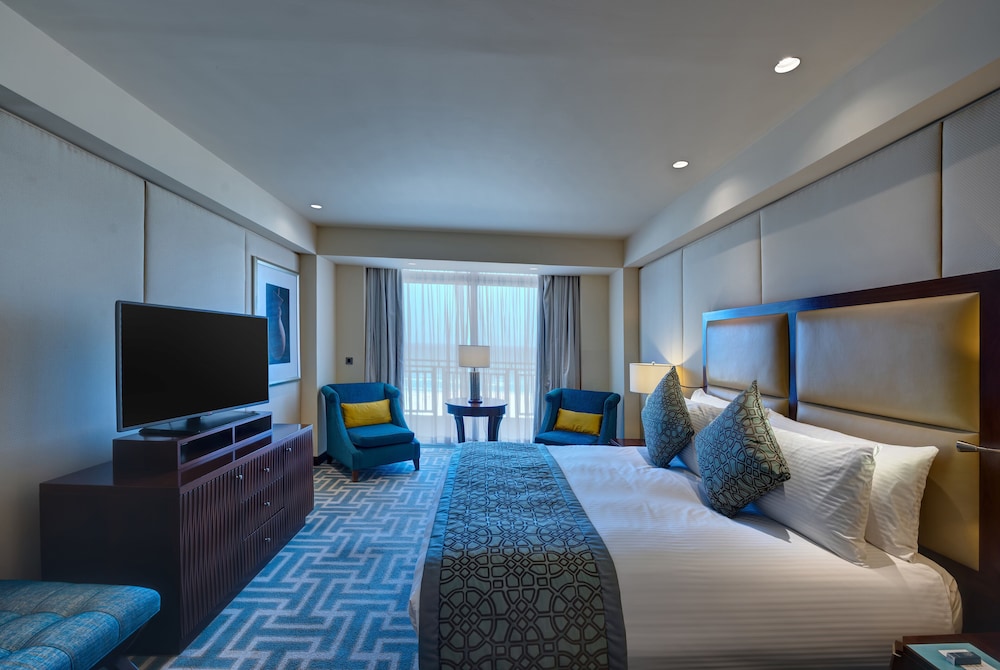 Suite, 1 King Bed, Balcony photo 3
