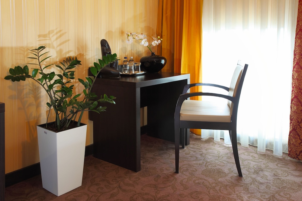 Business Suite, Pool Access photo 3