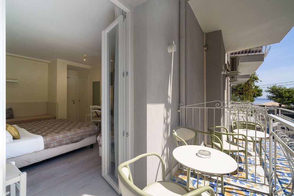 Comfort Quadruple Room, Partial Sea View