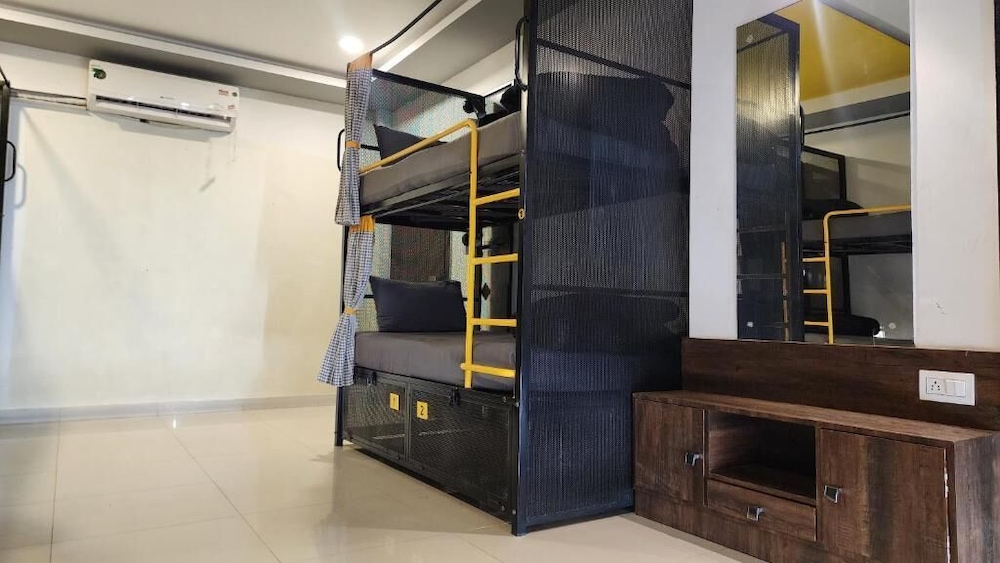 Bed in 8 Bed Mixed Dormitory with Balcony photo 3
