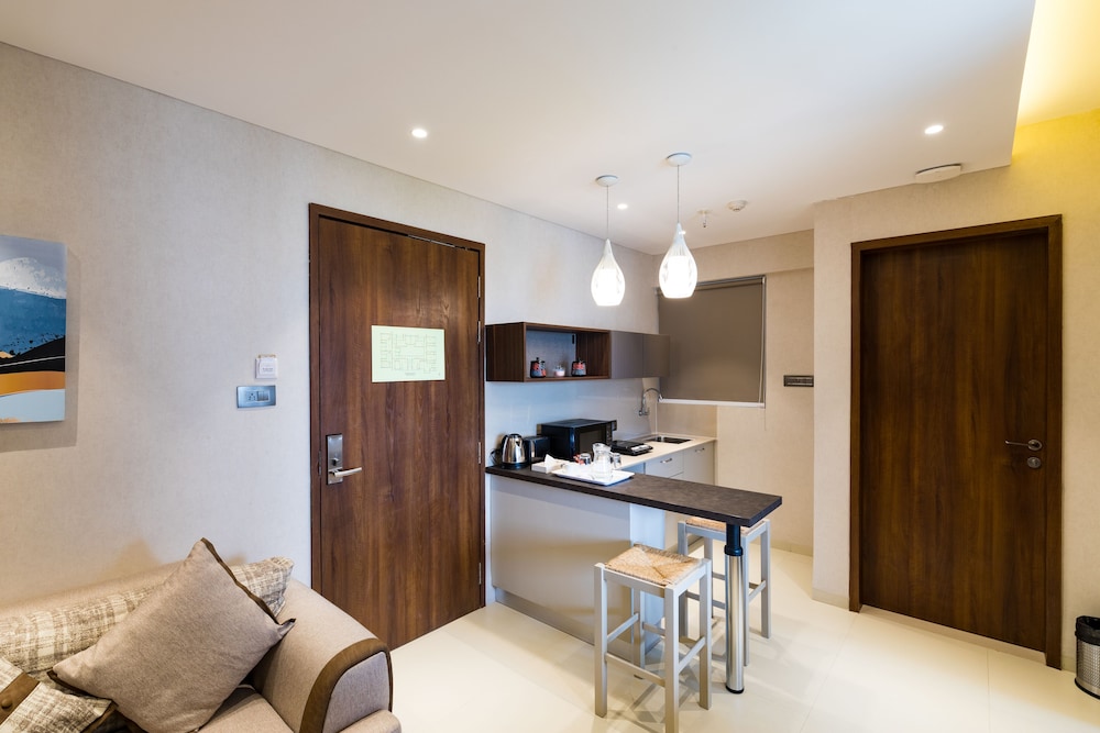 Suite Room with Balcony - Photo 11