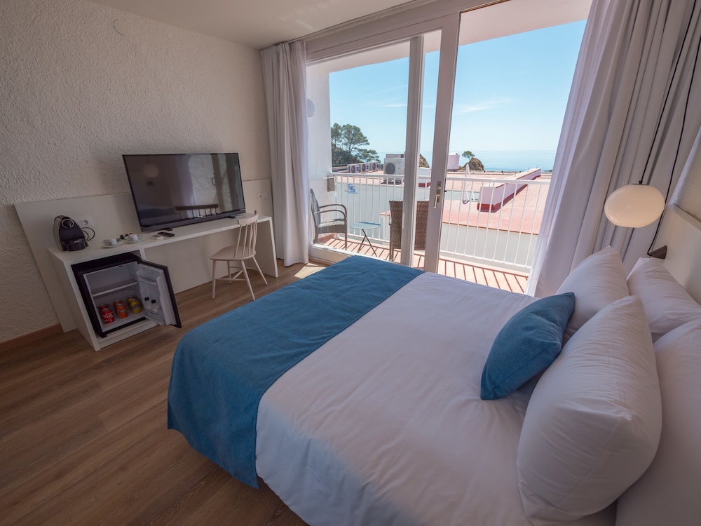 Premium Double Room, Balcony, Partial Sea View photo 3