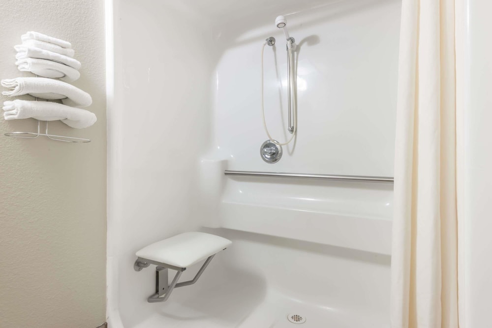 Room, Accessible - Photo 5