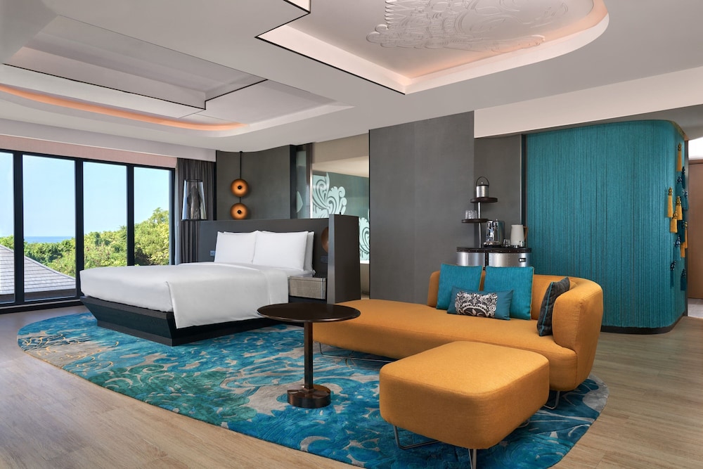 Executive Suite, 1 Bedroom, Balcony - Photo 2