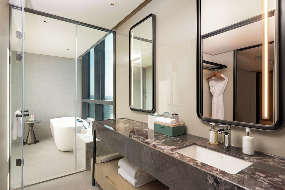 Premium Room, 1 King Bed, City View