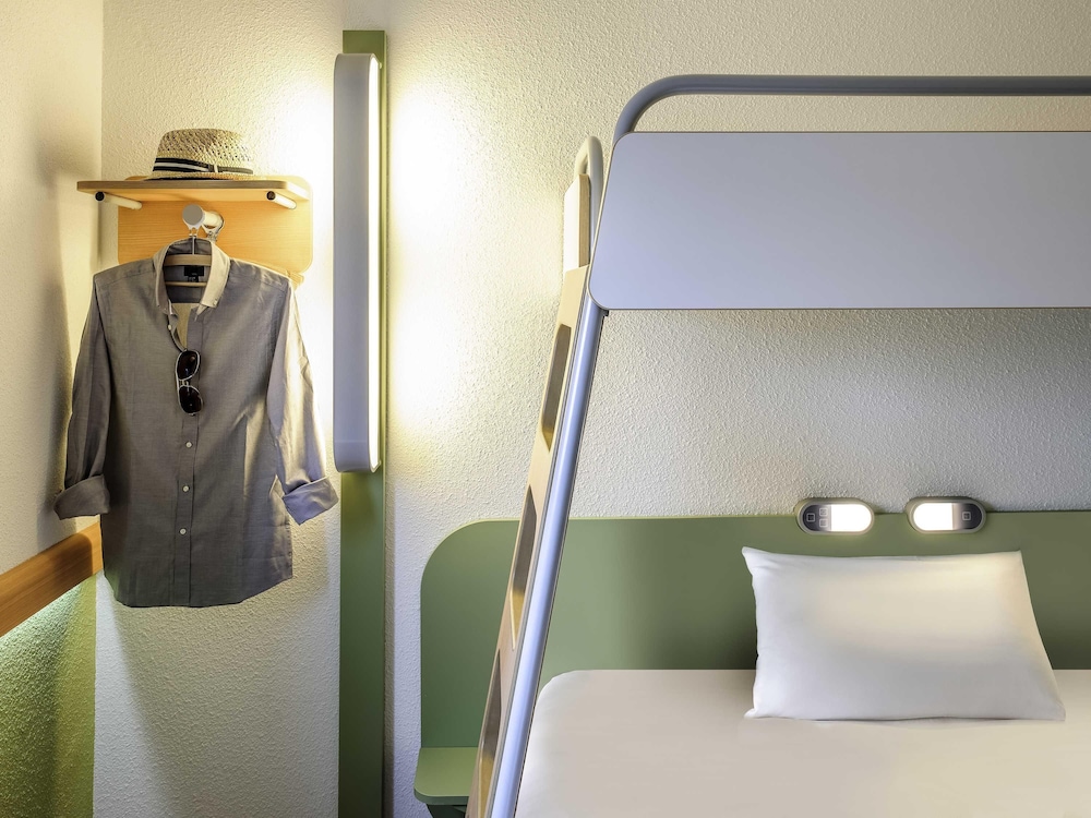 Standard Room, 3 Twin Beds photo 2