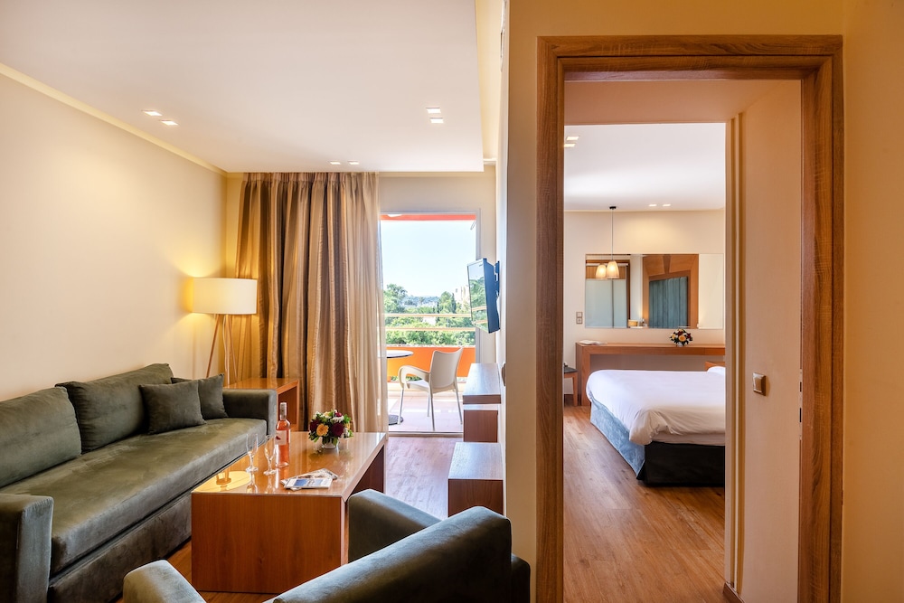 Deluxe Room, 1 Bedroom, Pool View photo 3