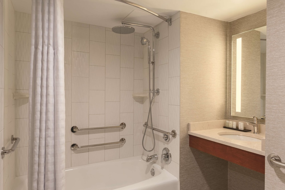 Suite, 2 Double Beds, Accessible, Bathtub thumbnail 5
