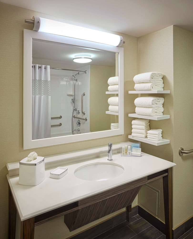 Room, 2 Queen Beds, Accessible, Bathtub photo 2