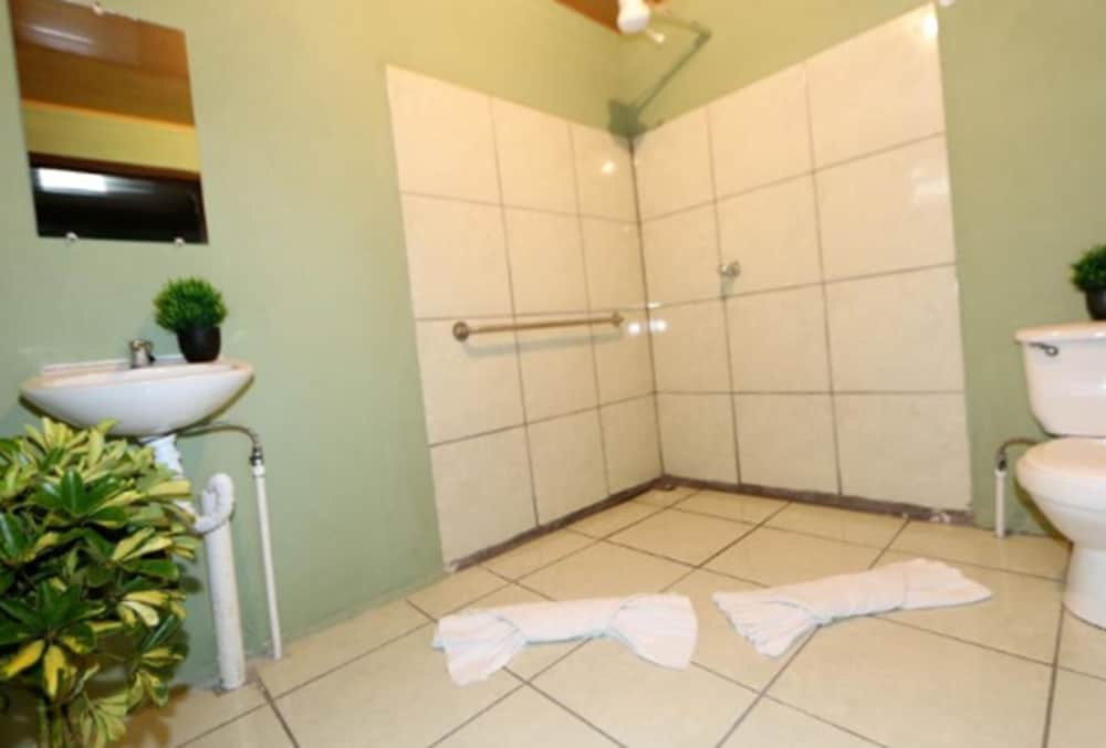 Economy Double Room, Shared Bathroom photo 3