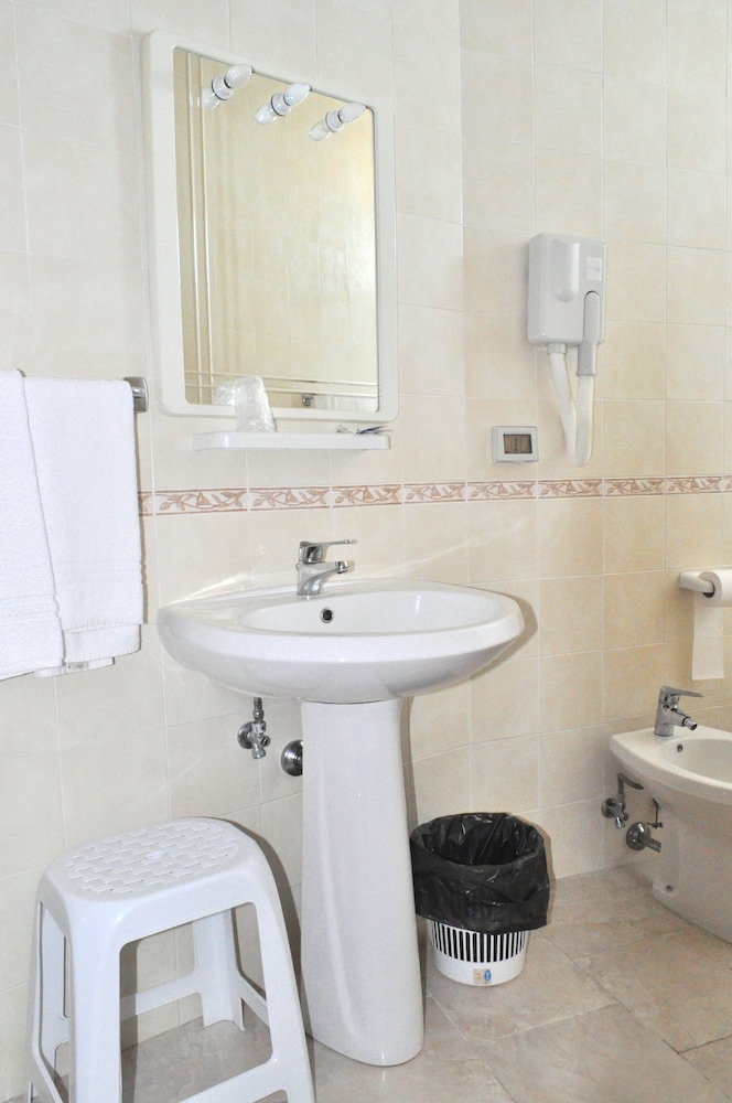 Standard Double Room - Photo 8