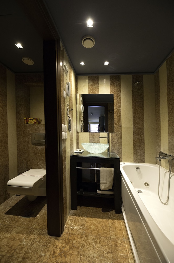 Deluxe Suite, City View - Photo 5