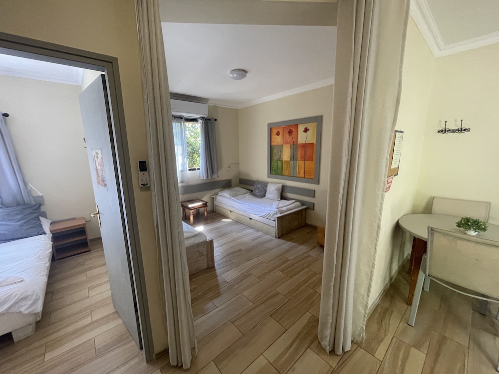 Family Room With Balcony photo 2