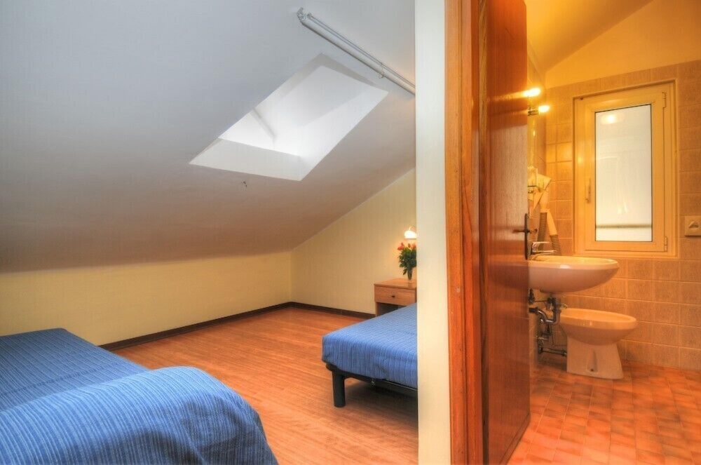 Economy Room, 2 Bedrooms, Connecting Rooms (mansarda) photo 2