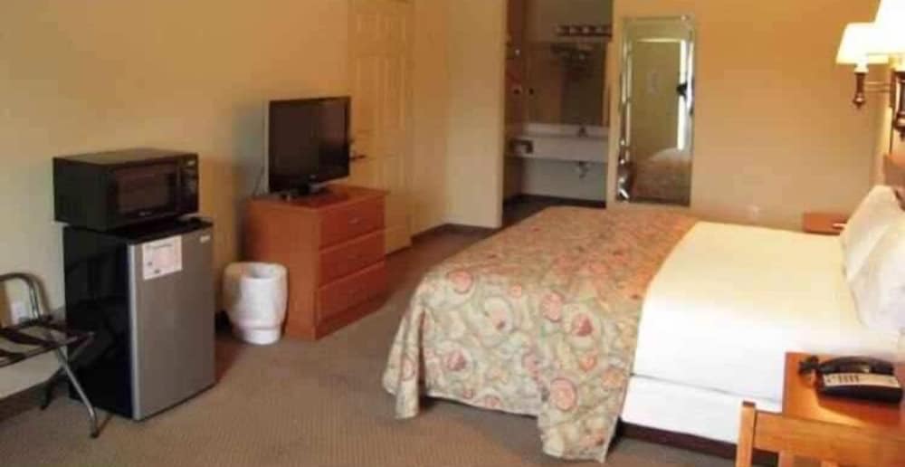 Standard Room, 1 King Bed, Smoking photo 2