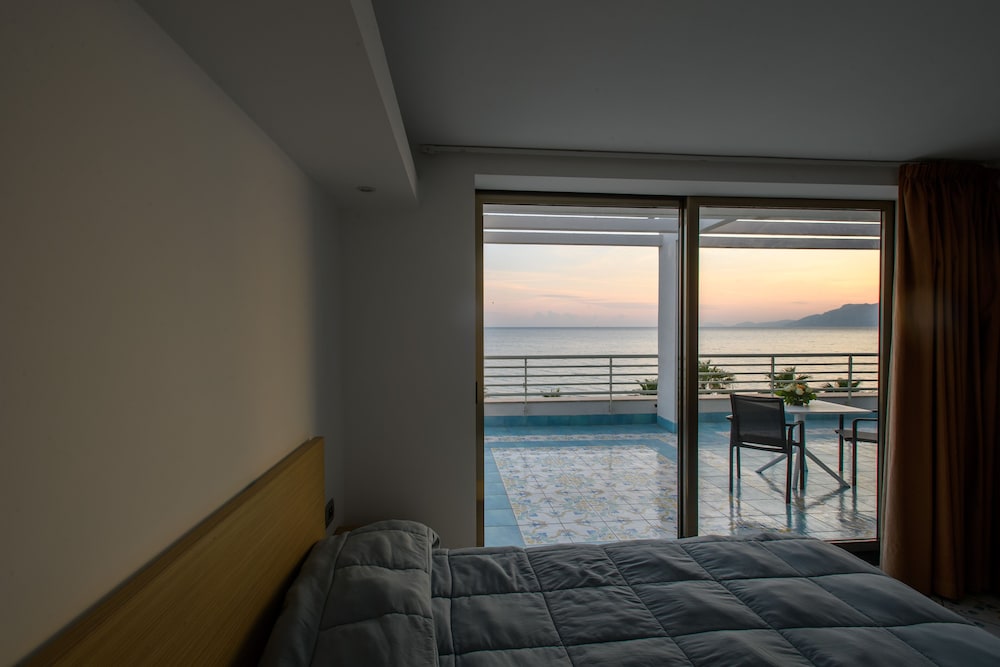 Deluxe Room, Sea View - Photo 5