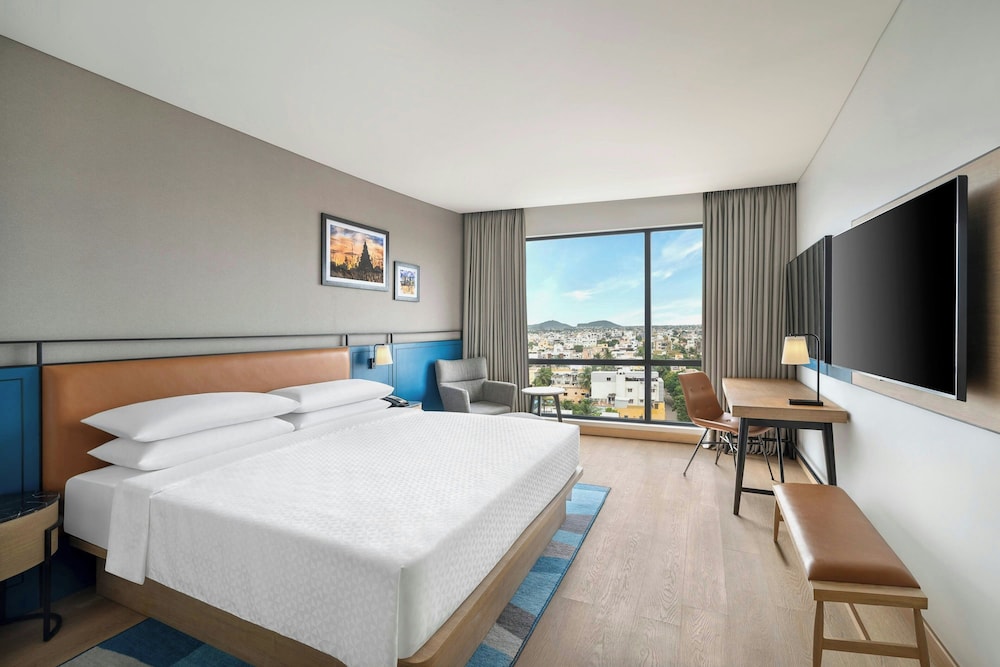 Deluxe Room, 1 King Bed, City View