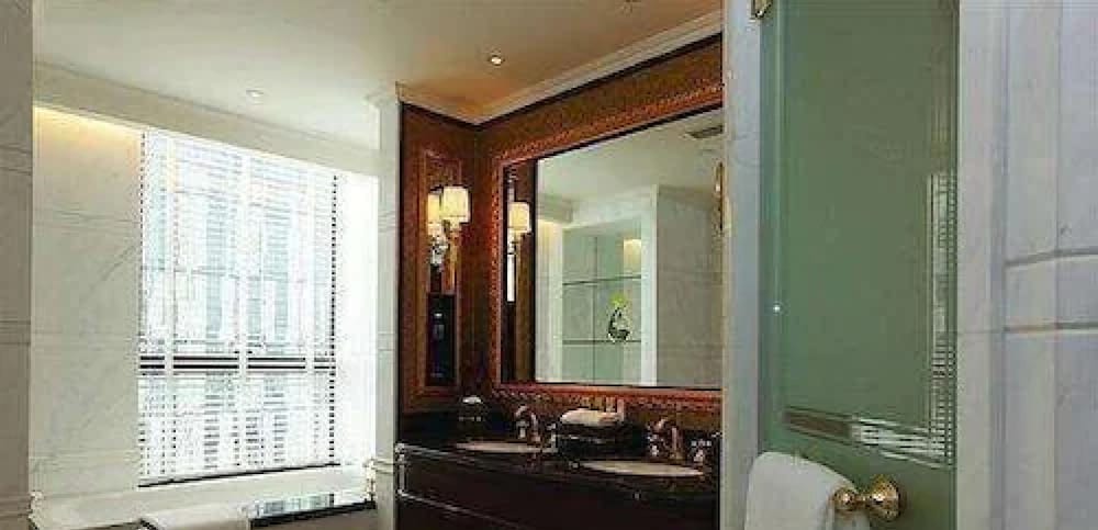 Atrium-view Queen Room - Photo 7